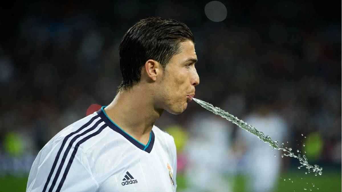 بدلا من شرب الماء.. لماذا يكتفي كريستيانو رونالدو بـ"المضمضة" في المباريات؟