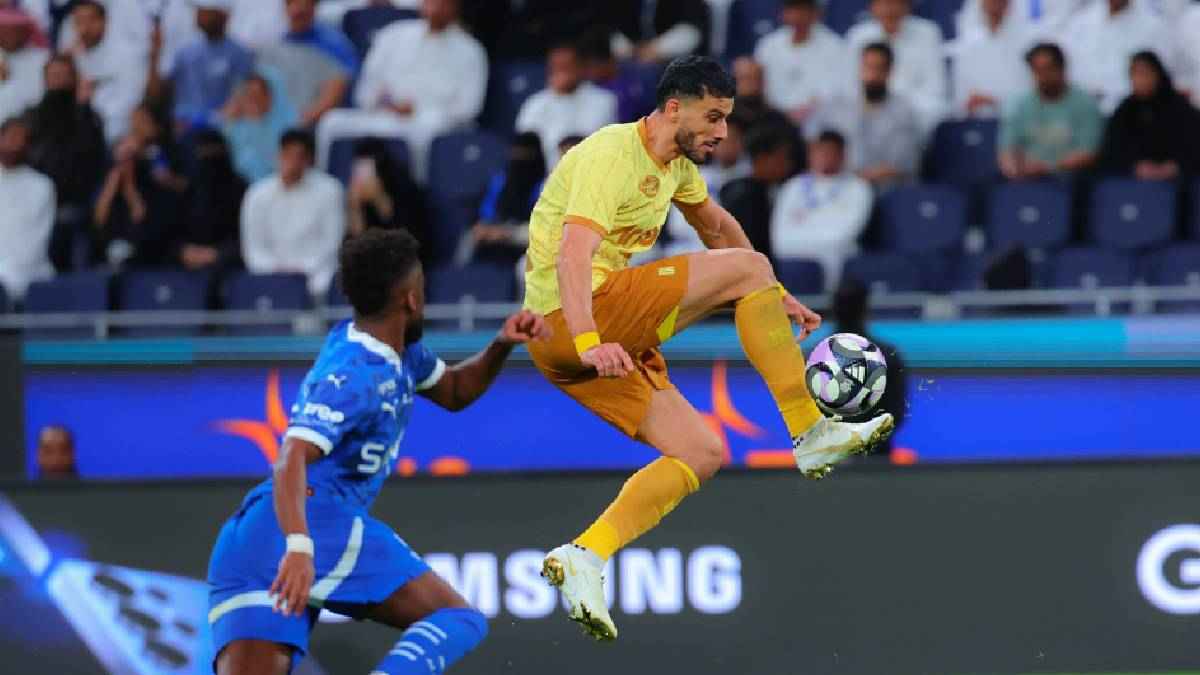 لقطة اليوم.. تصرف لافت من عمر السومة تجاه شعار الهلال السعودي (فيديو)