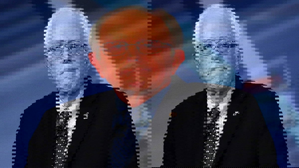 وسط سخرية واسعة منه.. ما قصة قفازات ساندرز التي سرقت الأضواء من بايدن؟