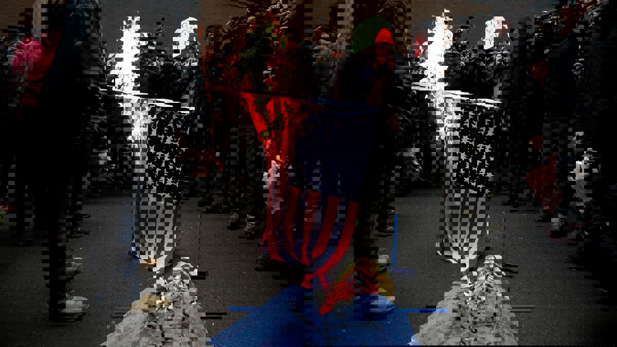 مصنع إيراني ينتج الأعلام الأمريكية والإسرائيلية لحرقها في المظاهرات‎