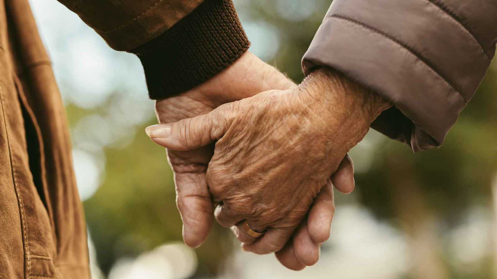 انتحار مسنين بعد زواج دام 52 عامًا