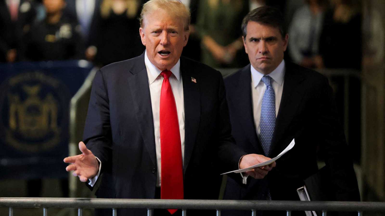 القضاء يمنح ترامب "فرصة النجاة" في قضية ستورمي دانيالز