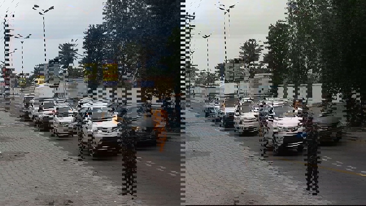 مسلحون يقتلون شخصًا ويحرقونه داخل سيارته في عدن (صور وفيديو)