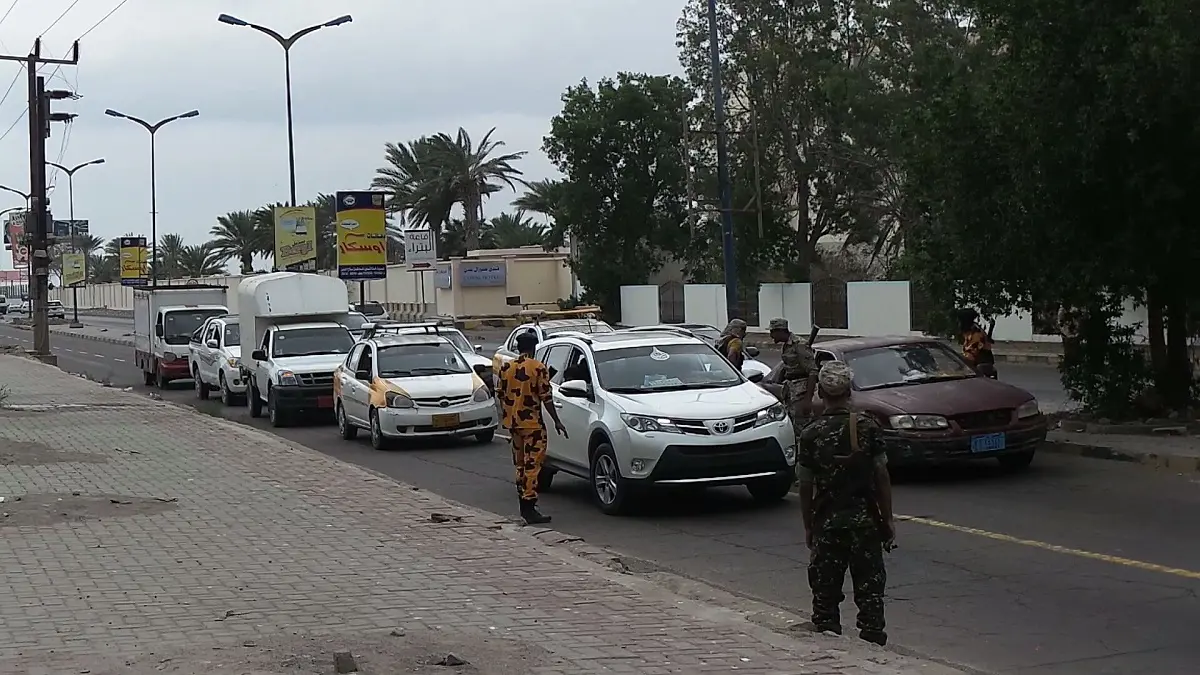 مسلحون يقتلون شخصًا ويحرقونه داخل سيارته في عدن (صور وفيديو)