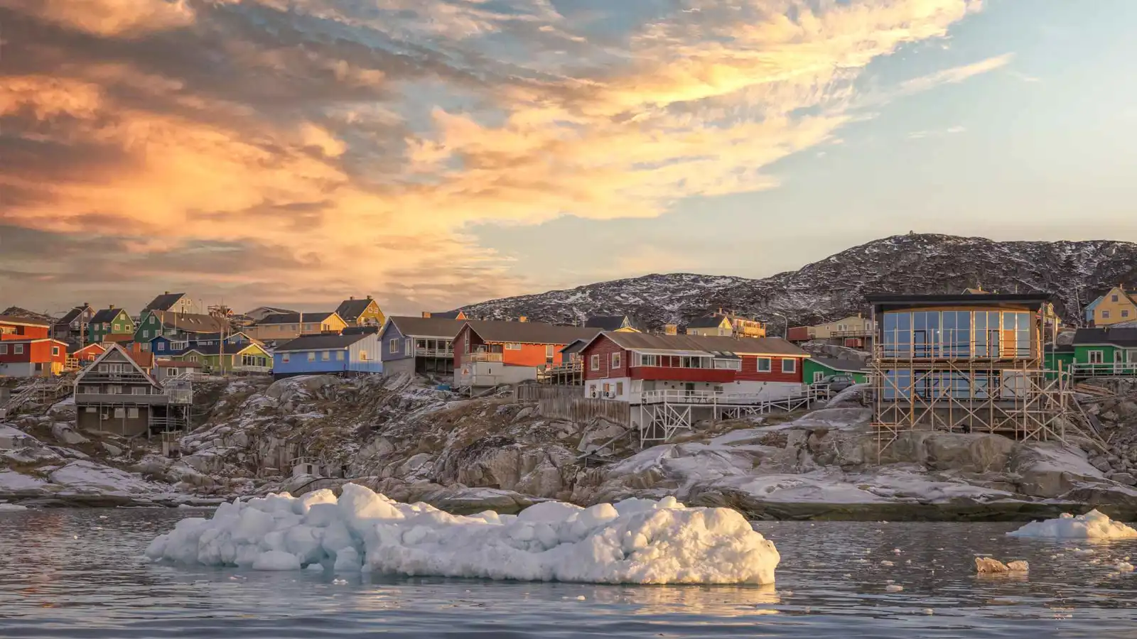 غرينلاند.. سياحة الرحلات البحرية تفجر انقساما حادا في "عاصمة الجليد"