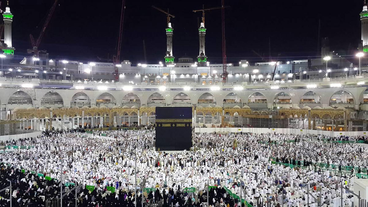 السعودية توقف العمرة للمواطنين والمقيمين بسبب كورونا