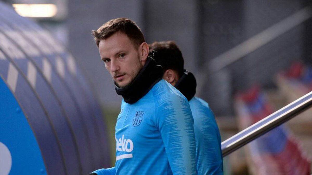 تقارير.. نادي برشلونة يوجه صدمة للكرواتي إيفان راكيتيتش