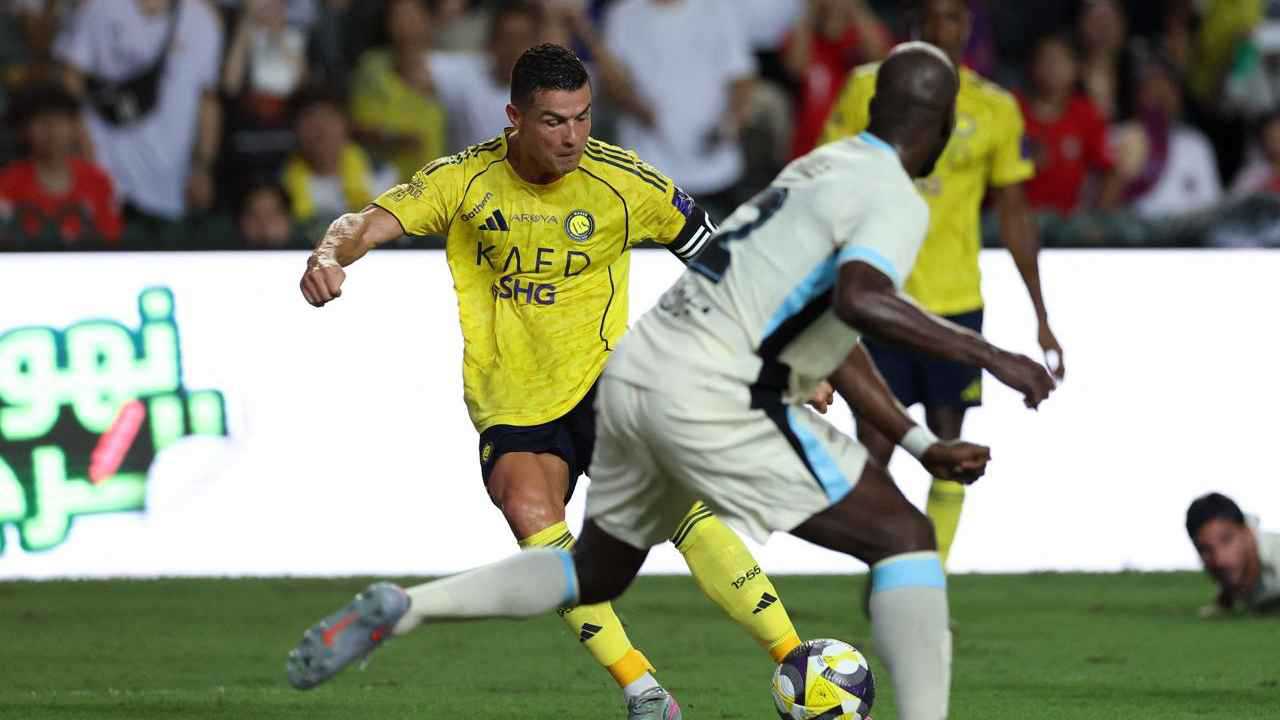 سر اللقطة المثيرة.. جيسوس يستقبل كريستيانو رونالدو بقبلة وعناق (فيديو)