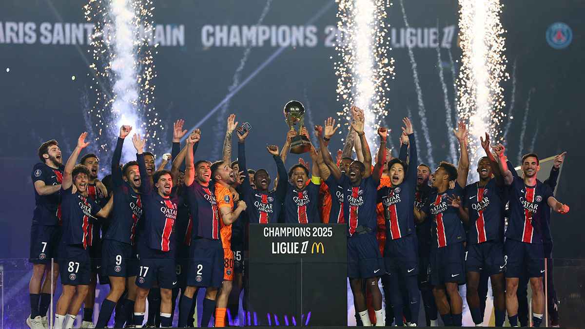 تصرف مثير من أشرف حكيمي مع مراسلة باريس سان جيرمان (فيديو)