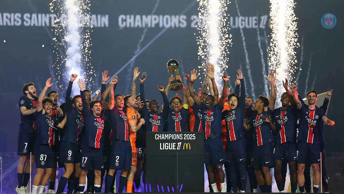 تصرف مثير من أشرف حكيمي مع مراسلة باريس سان جيرمان (فيديو)