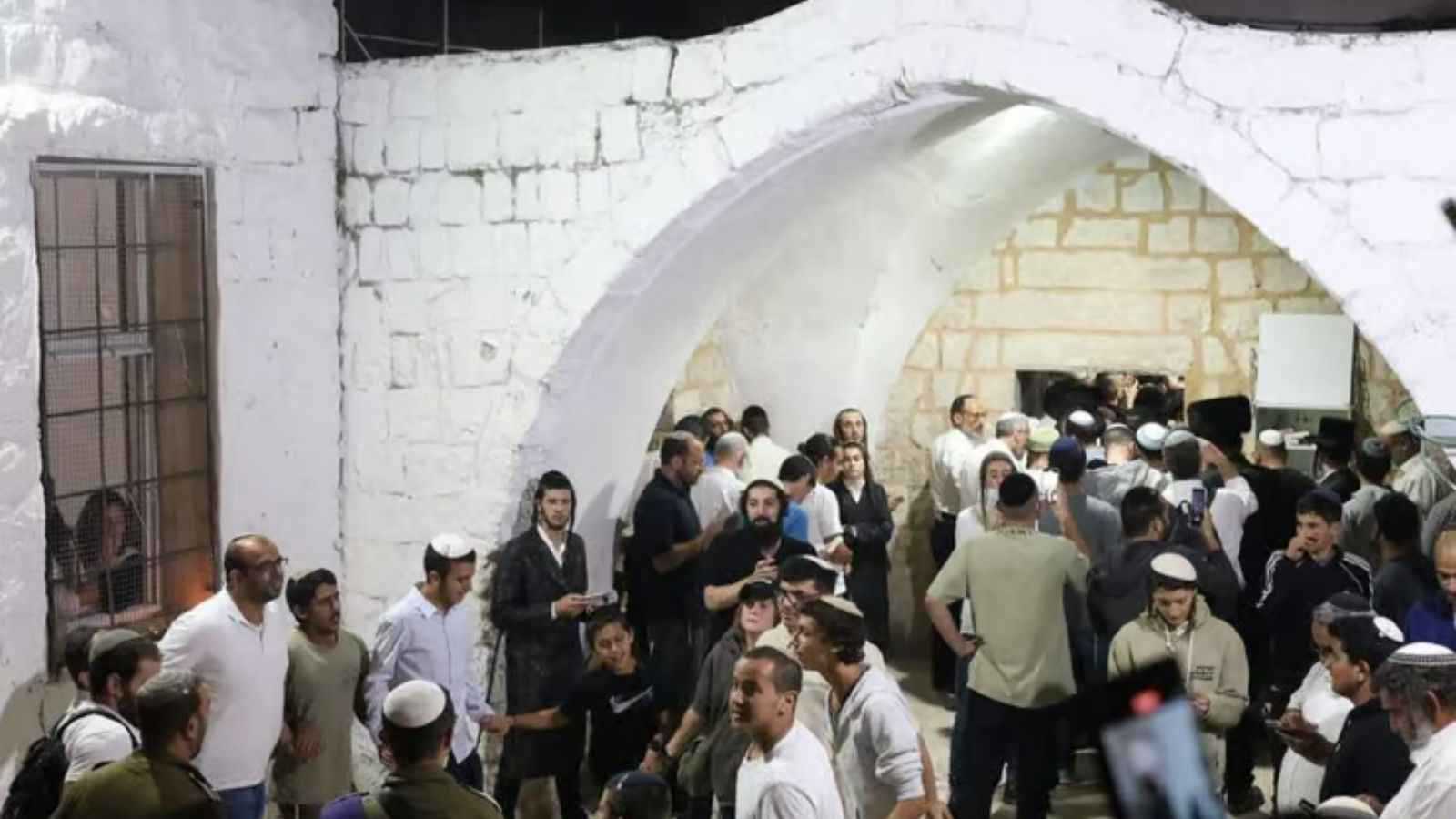 تحت حراسة الجيش.. كاتس يسمح ببقاء اليهود في باحات قبر يوسف بالضفة الغربية