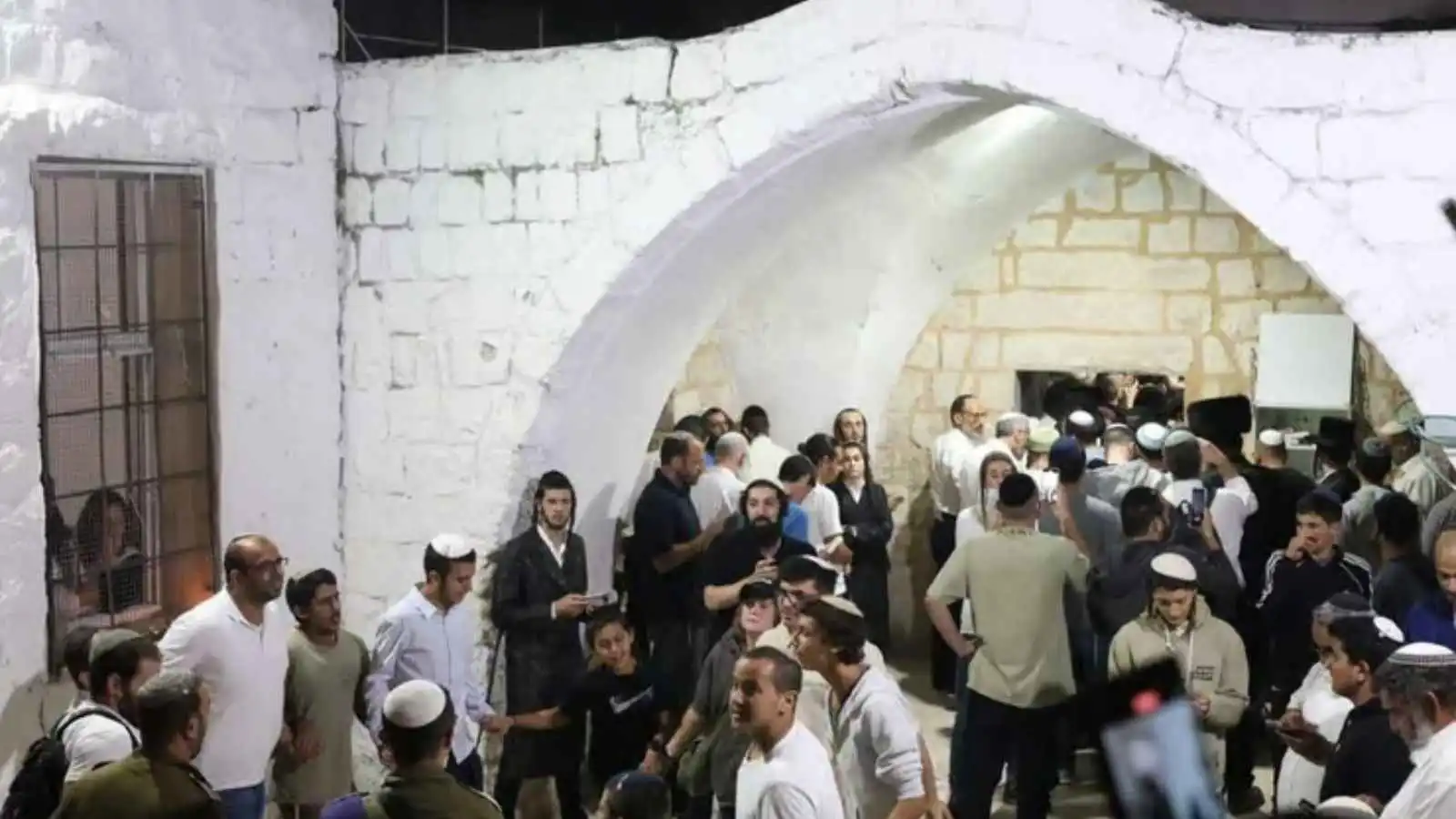 تحت حراسة الجيش.. كاتس يسمح ببقاء اليهود في باحات قبر يوسف بالضفة الغربية