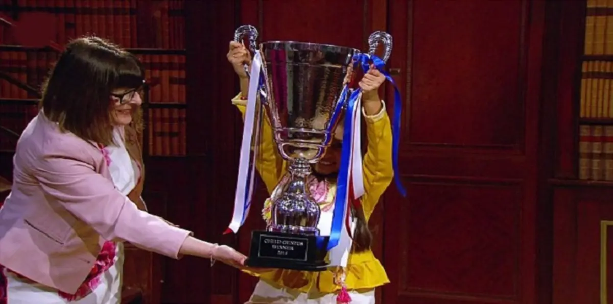 تتويج طفلة 10 سنوات بلقب أكثر أطفال بريطانيا ذكاءً (صور)