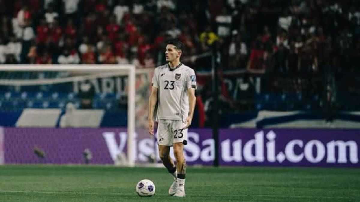 لاعب إندونيسيا يستفز المنتخب السعودي بصورة مثيرة للجدل (شاهد)