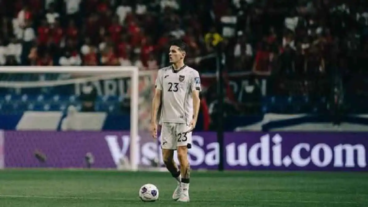 لاعب إندونيسيا يستفز المنتخب السعودي بصورة مثيرة للجدل (شاهد)