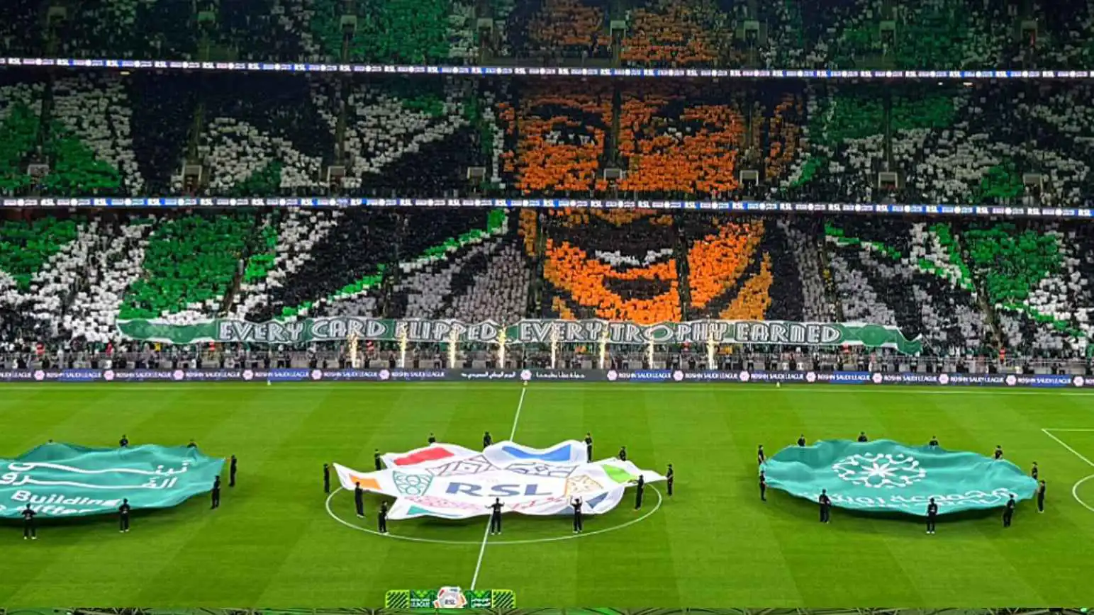 جماهير الأهلي تحتفي بماتياس يايسله بتيفو رائع في كلاسيكو الهلال (فيديو)