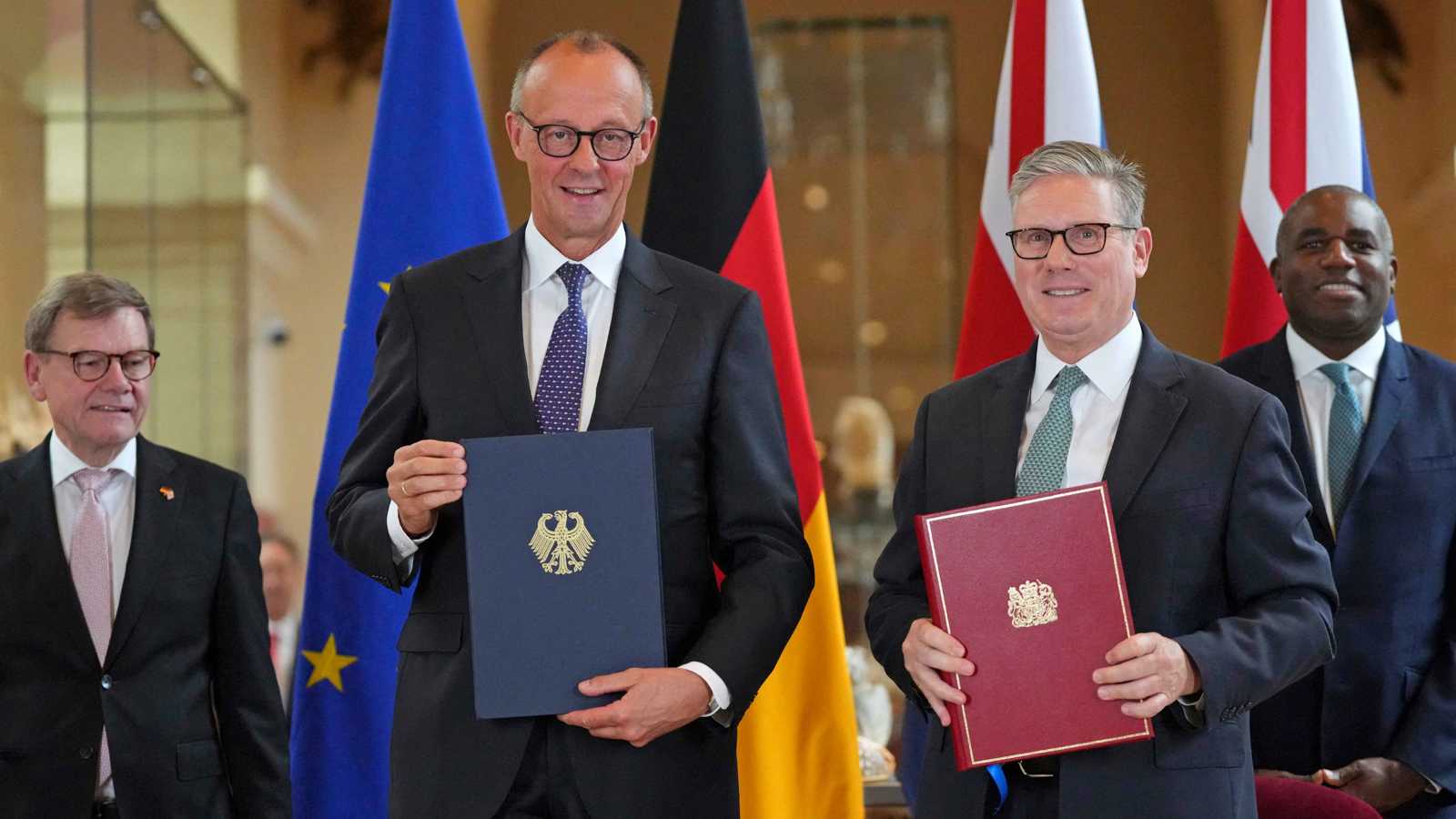 تتضمن 17 بندا.. ميرتس وستارمر يوقعان معاهدة "صداقة شاملة"