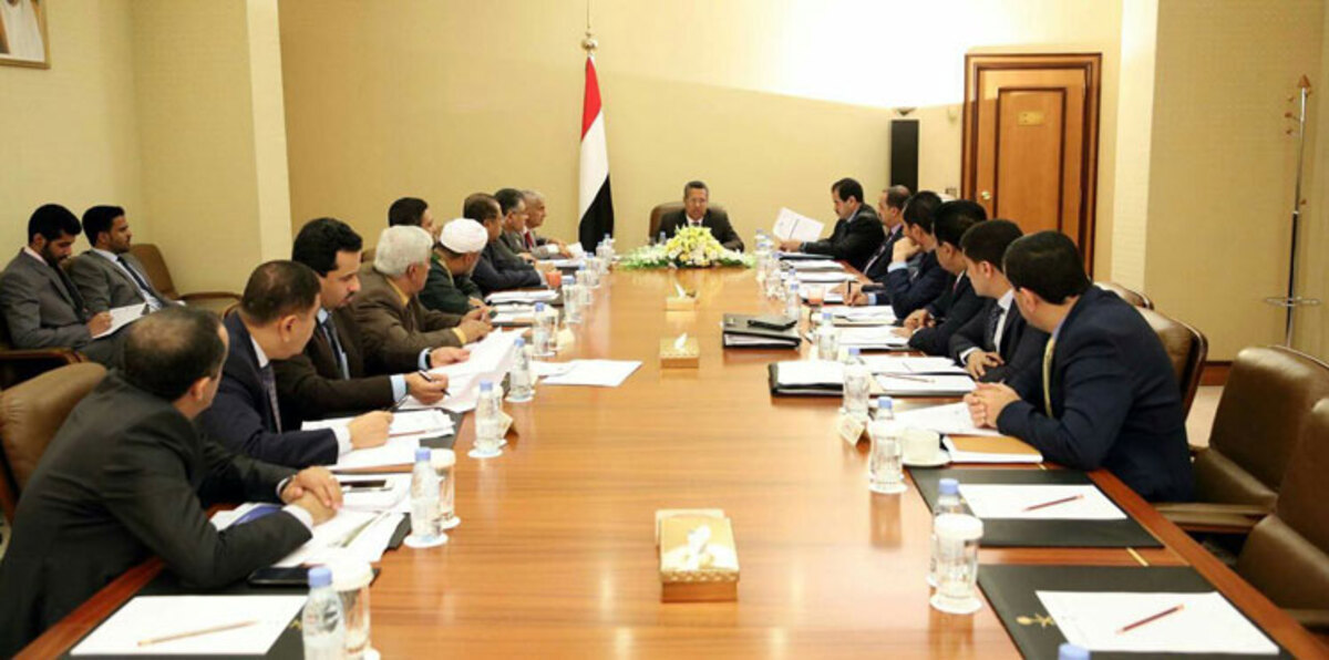 ما الذي يمنع الحكومة اليمنية من العودة للداخل؟