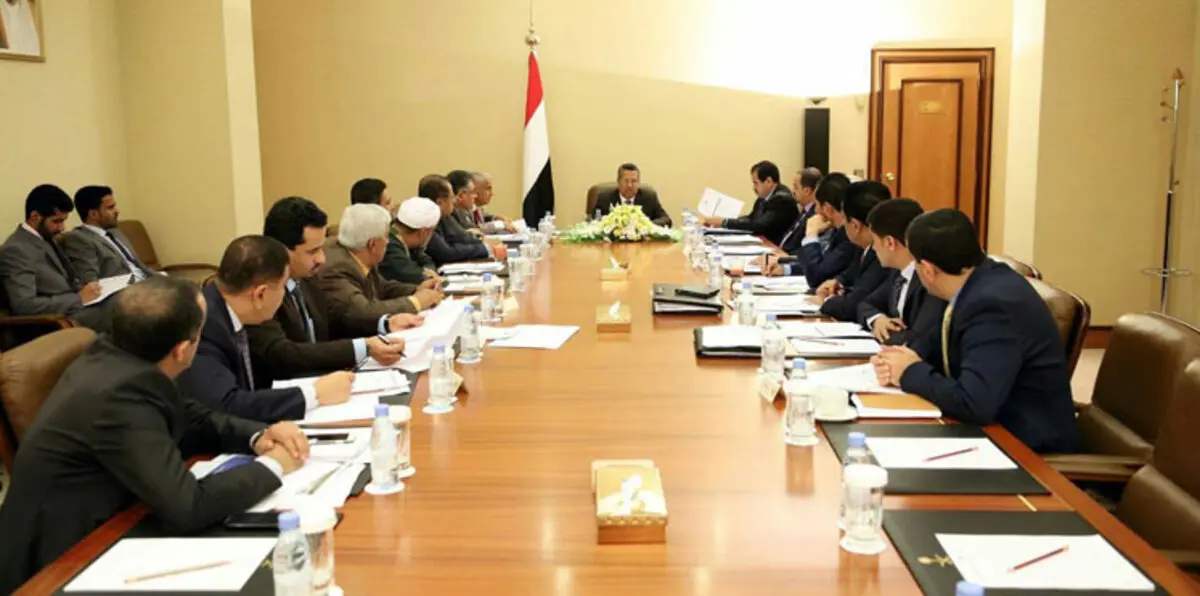 ما الذي يمنع الحكومة اليمنية من العودة للداخل؟