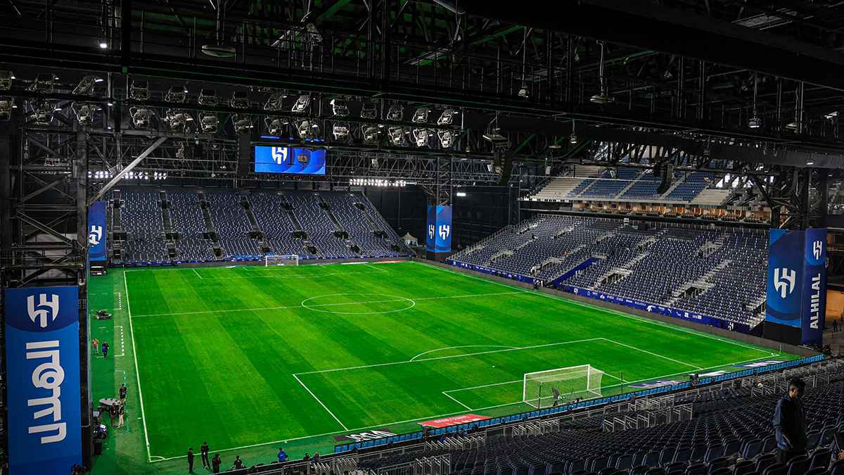 أعمدة مزروعة تحت الأرض.. ما التقنية الجديدة المستخدمة في ملعب الهلال؟ (فيديو)