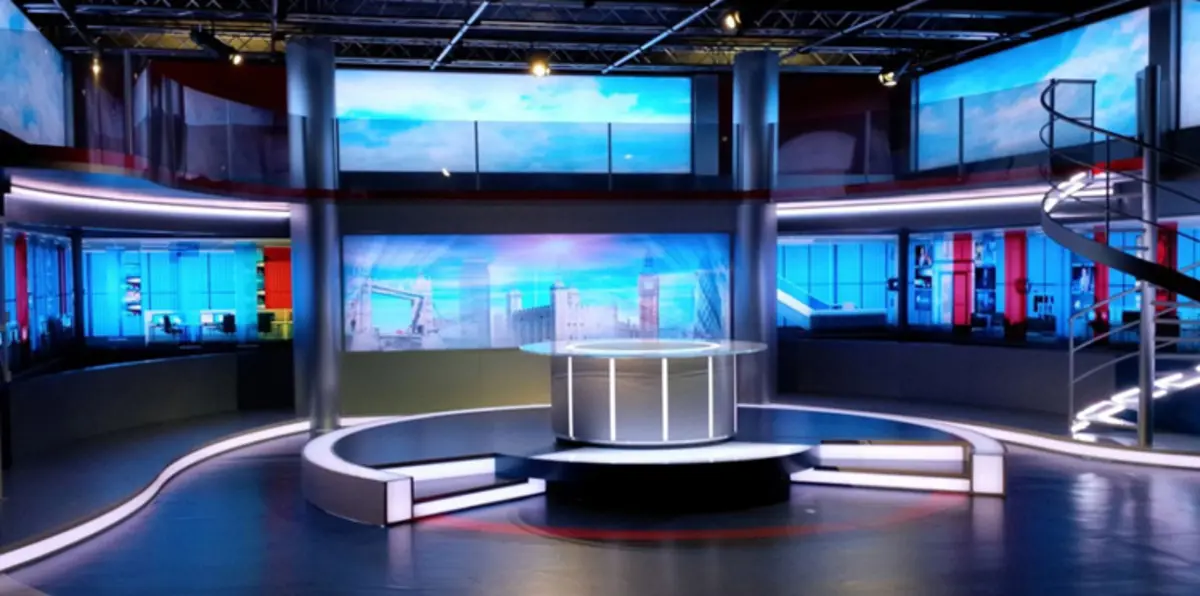 بالفيديو.. ملابس مذيعتين تثير فضيحة في قناة تلفزيونية