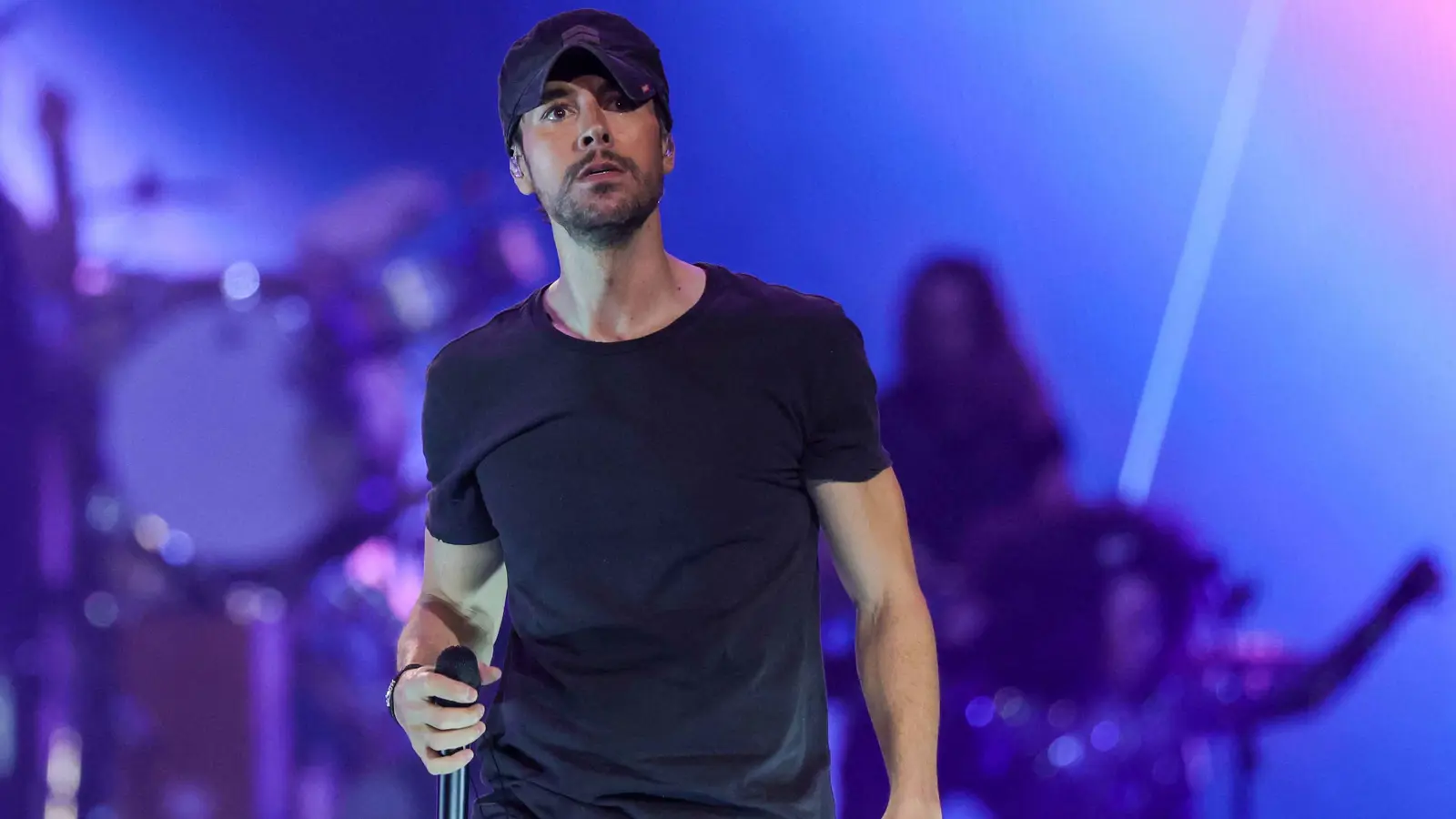 احتيال الكتروني.. ظنت أنها بعلاقة مع إنريكي إغليسياس لسنوات