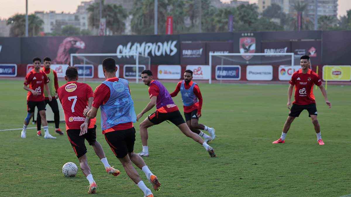 بينهم ليبي.. الأهلي المصري يختار بين 3 أجانب