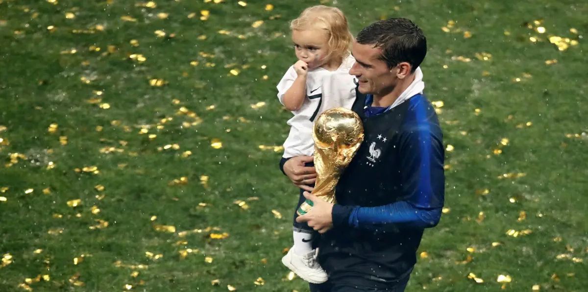 شاهد.. غريزمان يأخذ تواقيع لاعبي منتخب فرنسا بعد التتويج بكأس العالم 1998 (فيديو)