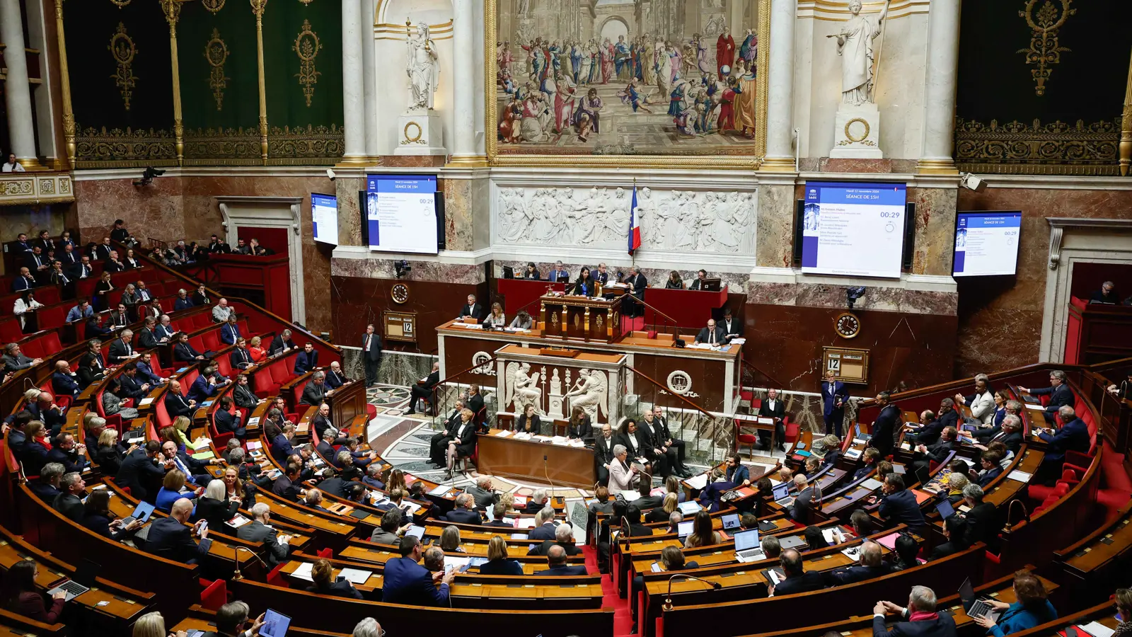 قانون "منع زواج المهاجرين غير النظاميين" يشعل البرلمان الفرنسي