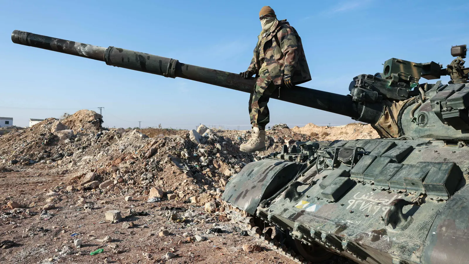 المرصد السوري: "الفصائل" على بُعد 3 كيلومترات من مدينة حماة