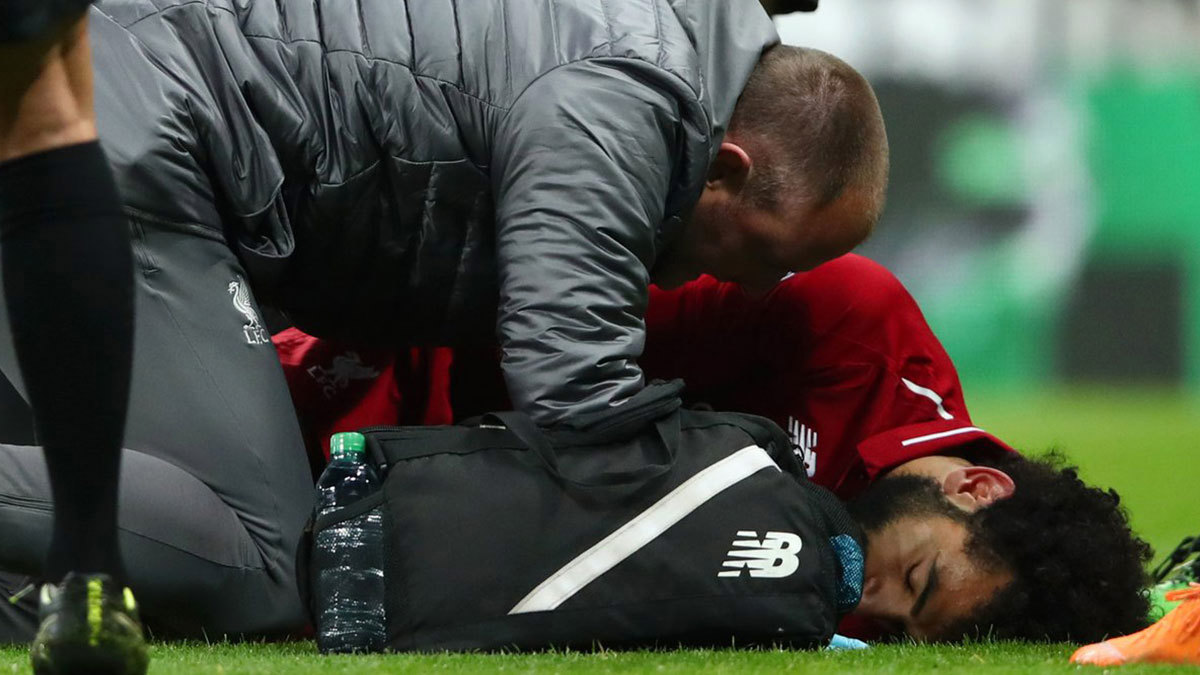 شاهد محمد صلاح يسير بين جماهير نادي ليفربول بعد إصابته القوية في مباراة نيوكاسل (فيديو)