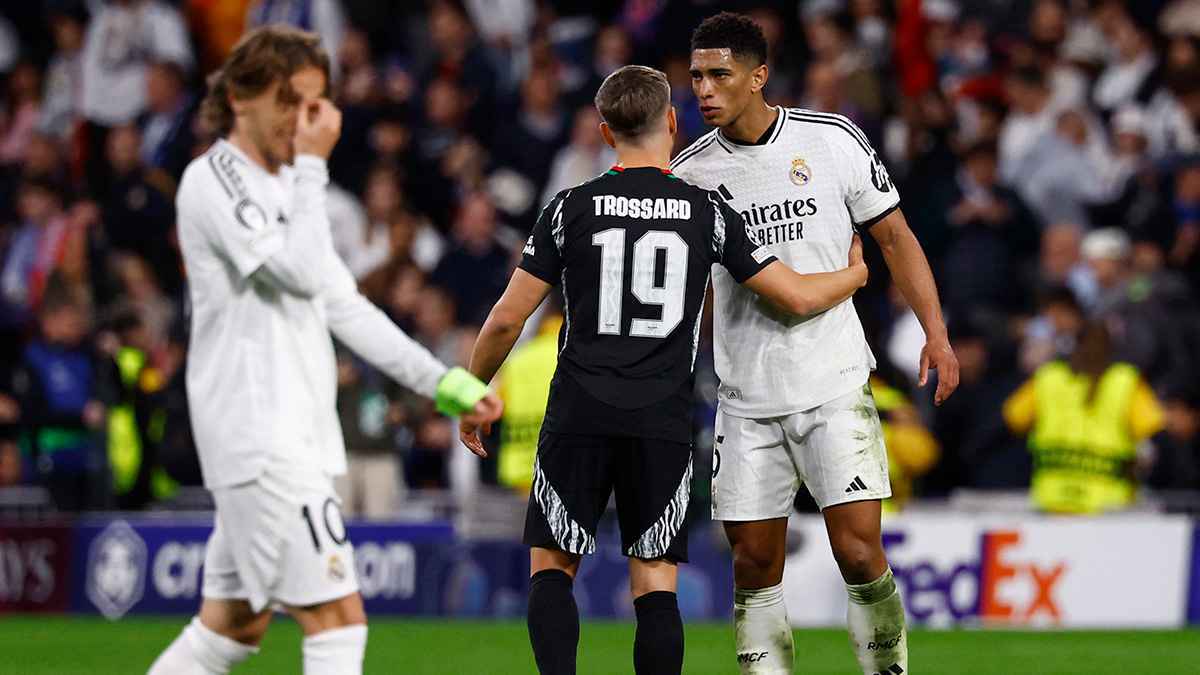 هذه فضيحة.. مشجعو ريال مدريد يهاجمون نجوم الفريق
