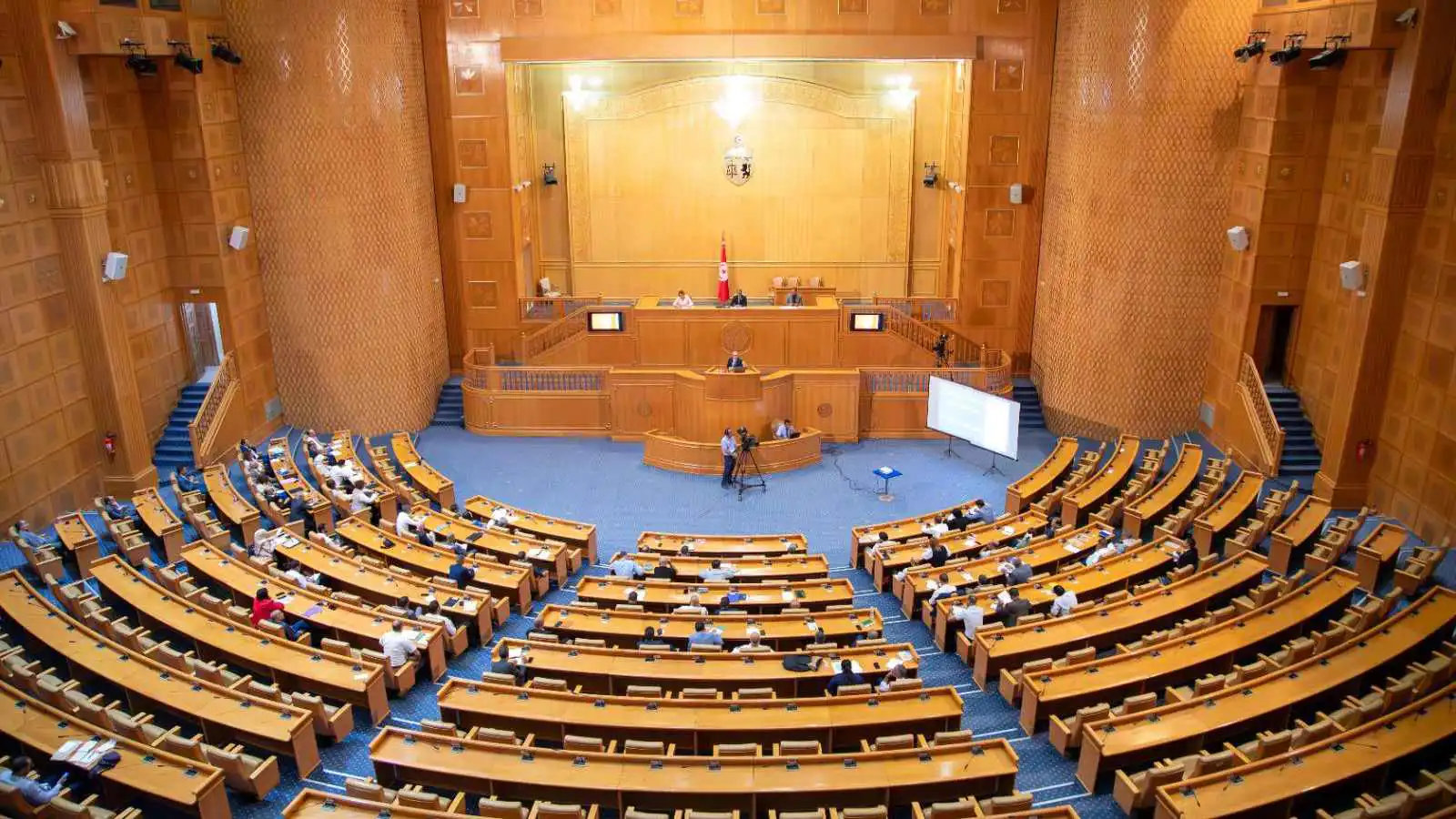 ثورة ضد "سلطة الظل".. نواب تونسيون يتحركون لسحب الثقة من عماد الدربالي