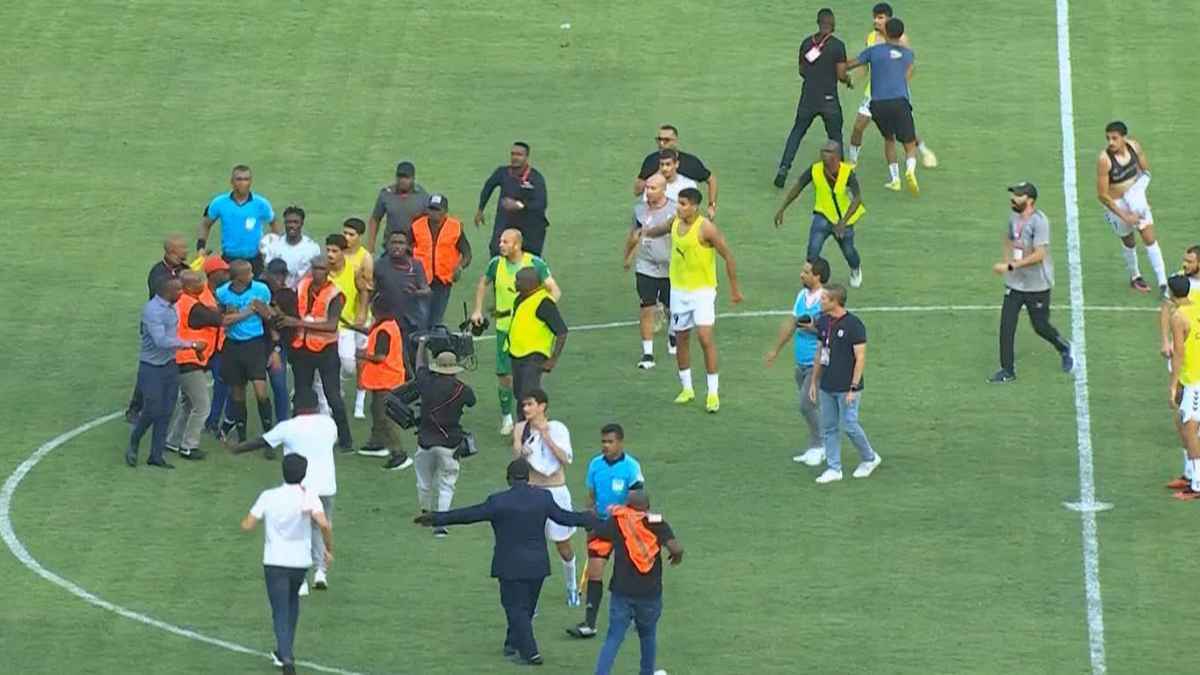 بعد هدف قاتل.. اشتباكات عنيفة في مباراة الصفاقسي وسيمبا (فيديو)