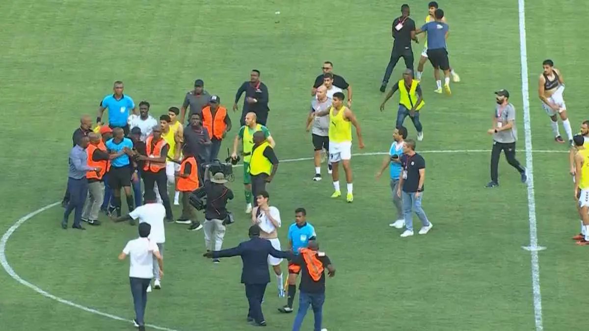 بعد هدف قاتل.. اشتباكات عنيفة في مباراة الصفاقسي وسيمبا (فيديو)