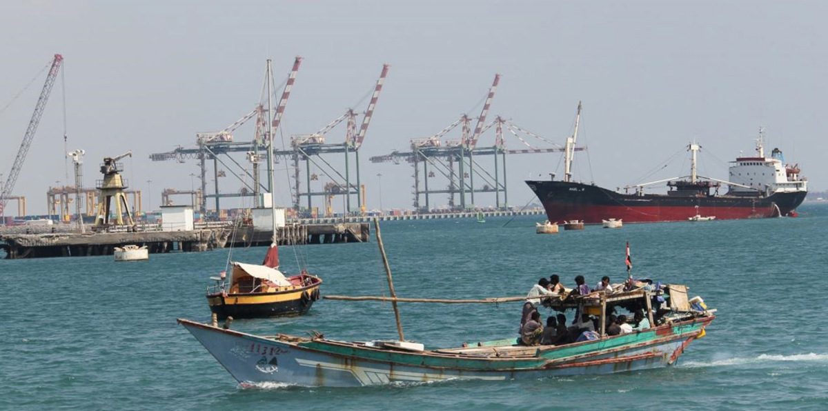 الحوثيون يستهدفون ميناء "المخا" اليمني بقارب مفخخ