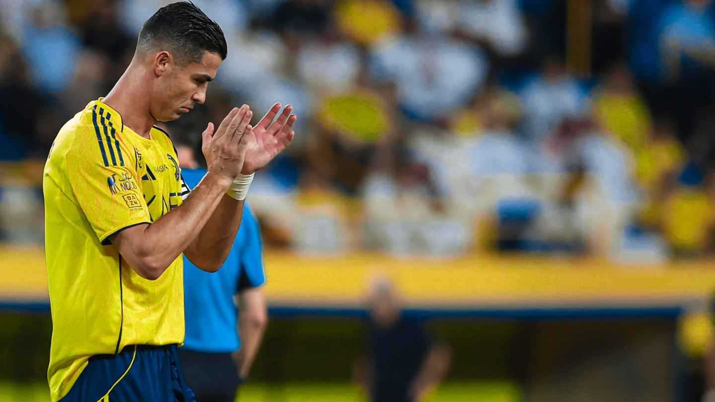 جلس وحيدا وصامتا.. تصرف كريستيانو رونالدو يفجر مخاوف جمهور النصر (فيديو)