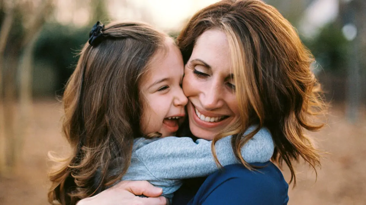 كيف يؤثر غياب أحد الوالدين على نمو الطفل؟