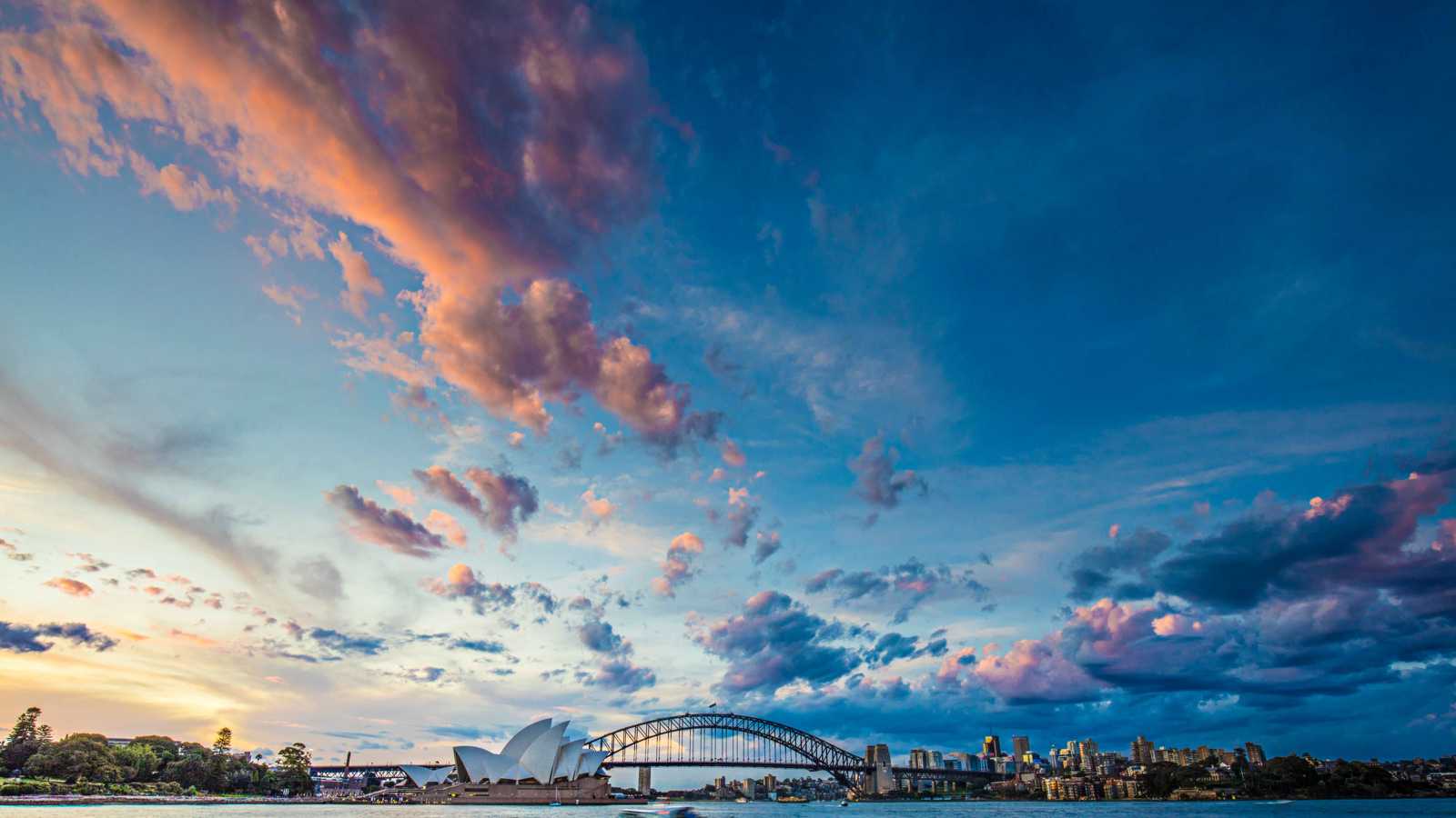 أستراليا تحقق في جسم مشتعل سقط من السماء (صور)