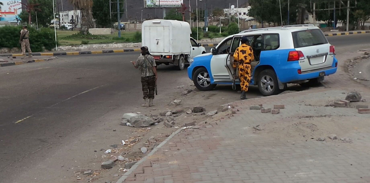 اليمن.. مسلح يفتح النار على الناس وسط عدن