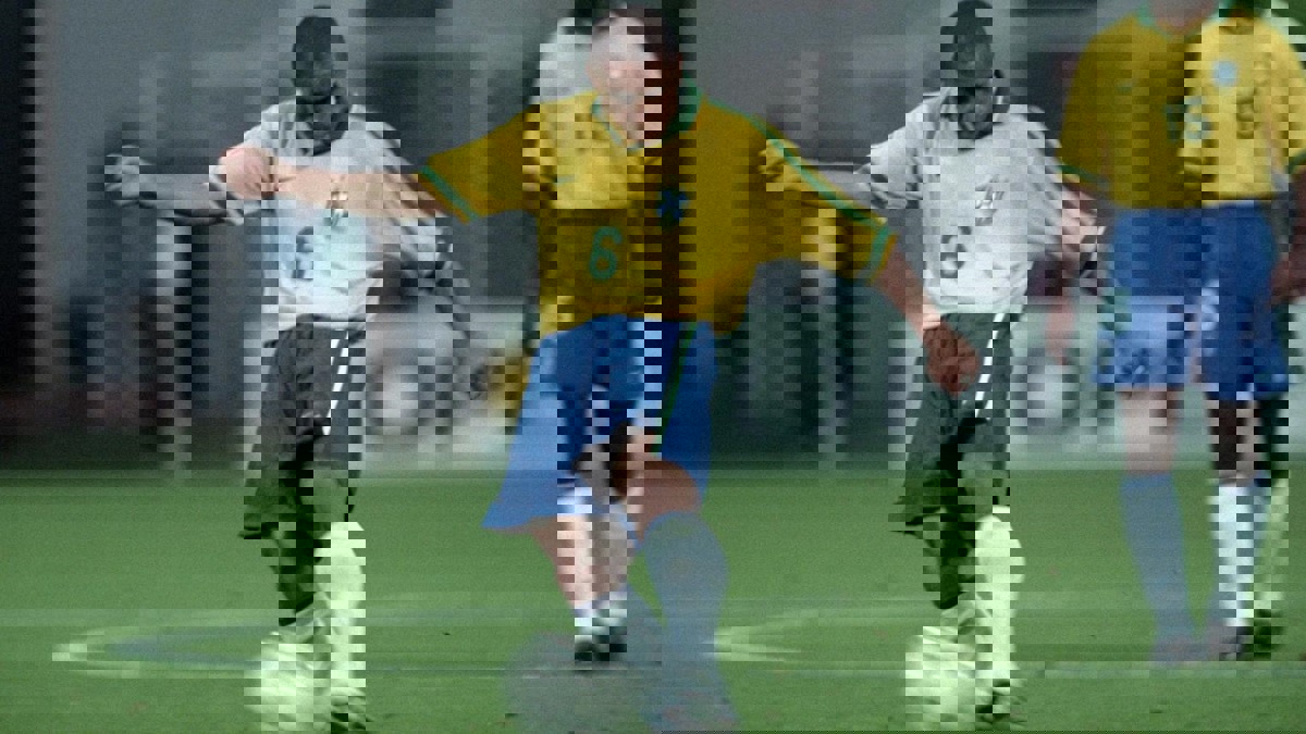 روبرتو كارلوس يفشل في تكرار ركلته "الأسطورية" (فيديو)