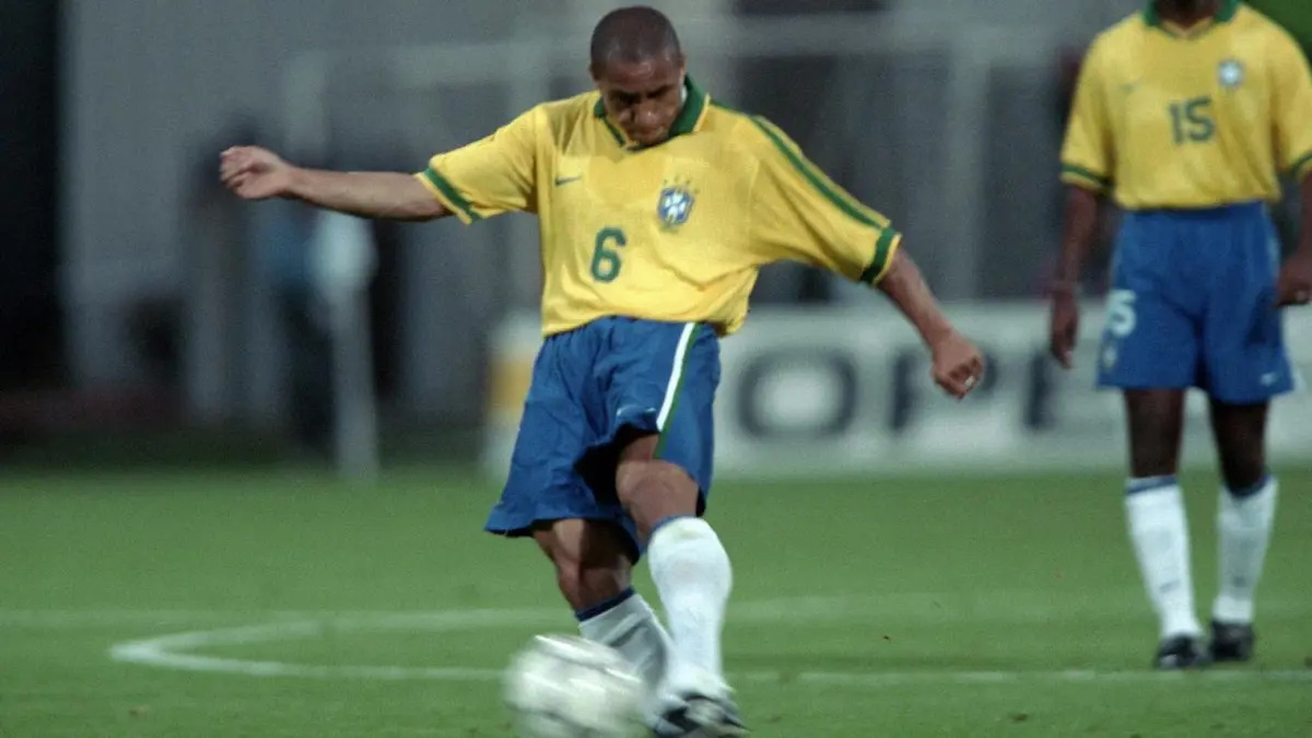 روبرتو كارلوس يفشل في تكرار ركلته "الأسطورية" (فيديو)