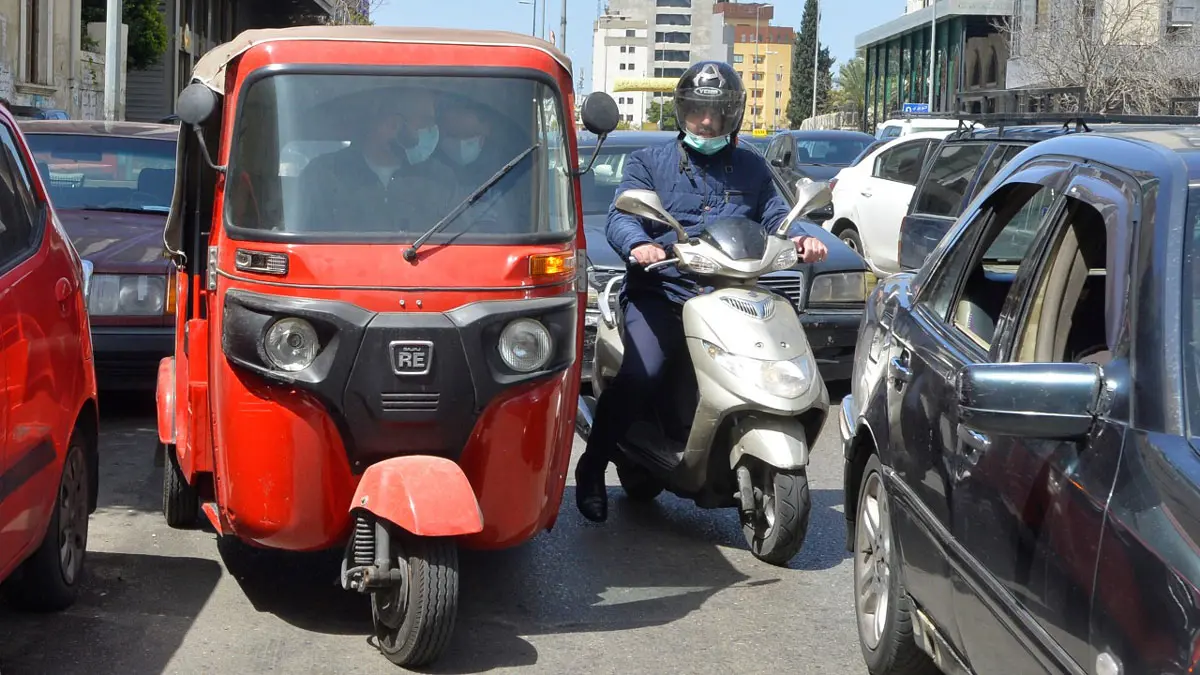 "التوك توك" يغزو شوارع لبنان مع تردي الأوضاع الاقتصادية