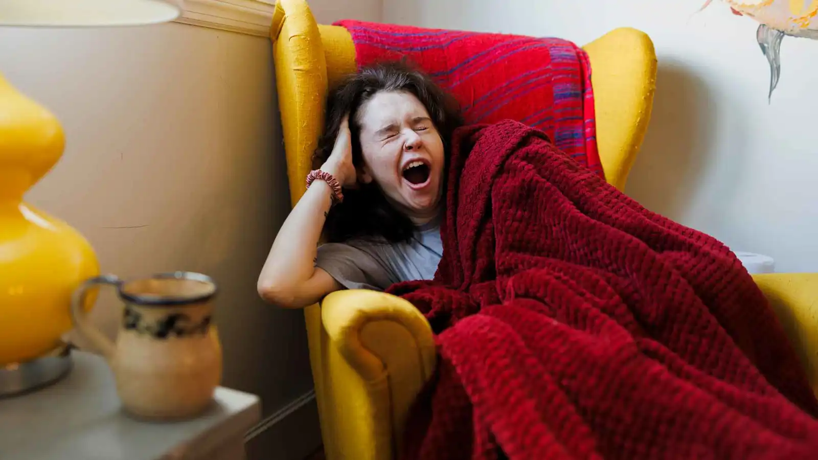 امرأة تكاد تفقد حياتها بسبب "التثاؤب"