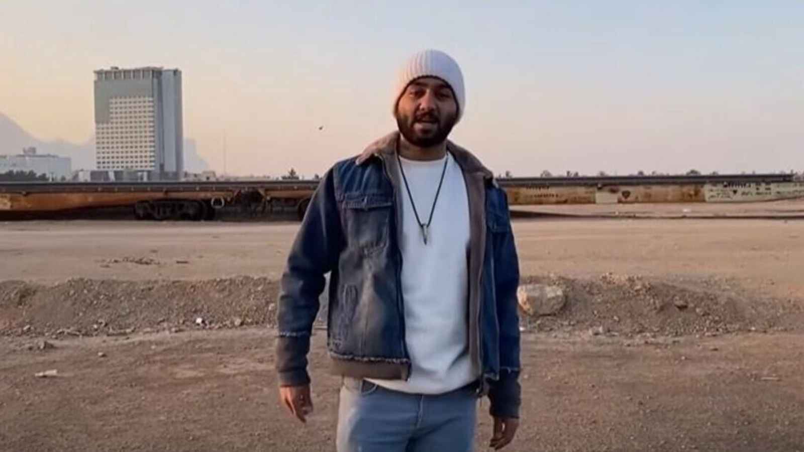 بعد إلغاء حكم الإعدام بحقه.. إطلاق سراح المغني الإيراني توماج صالحي