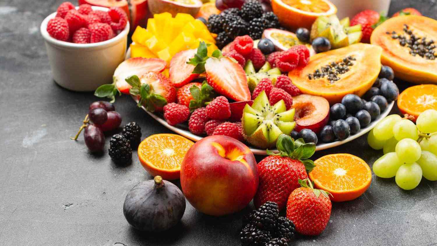 "منها التوت والتفاح".. 10 فواكه تُساعد على حرق دهون البطن