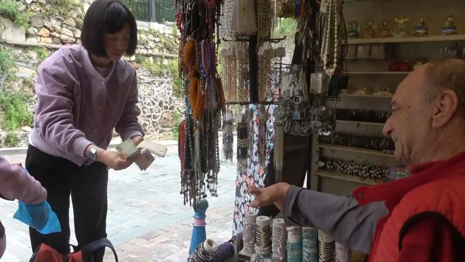 70 عاماً بلا يدين.. صانع قلائد تركي يذهل كل من يراه في العمل (صور)