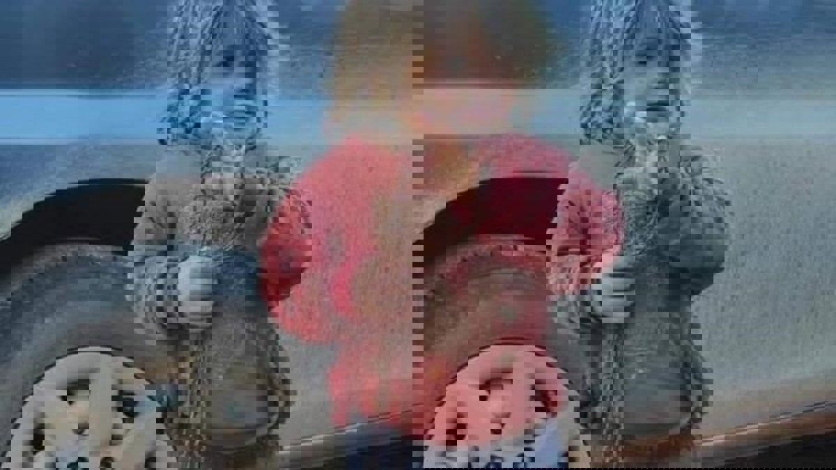 وفاة طفلة سورية قيدها والدها بالسلاسل وجوعها لكثرة حركتها