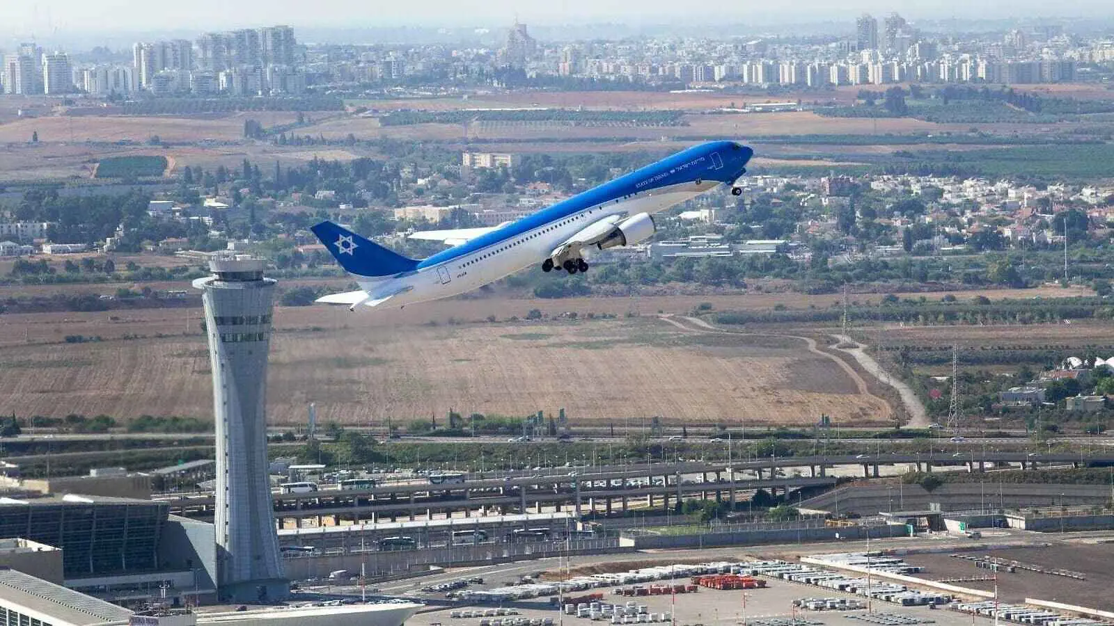 طائرة "يوم القيامة" تفجّر أزمة تنتهي بإقالة مسؤول في مكتب نتنياهو