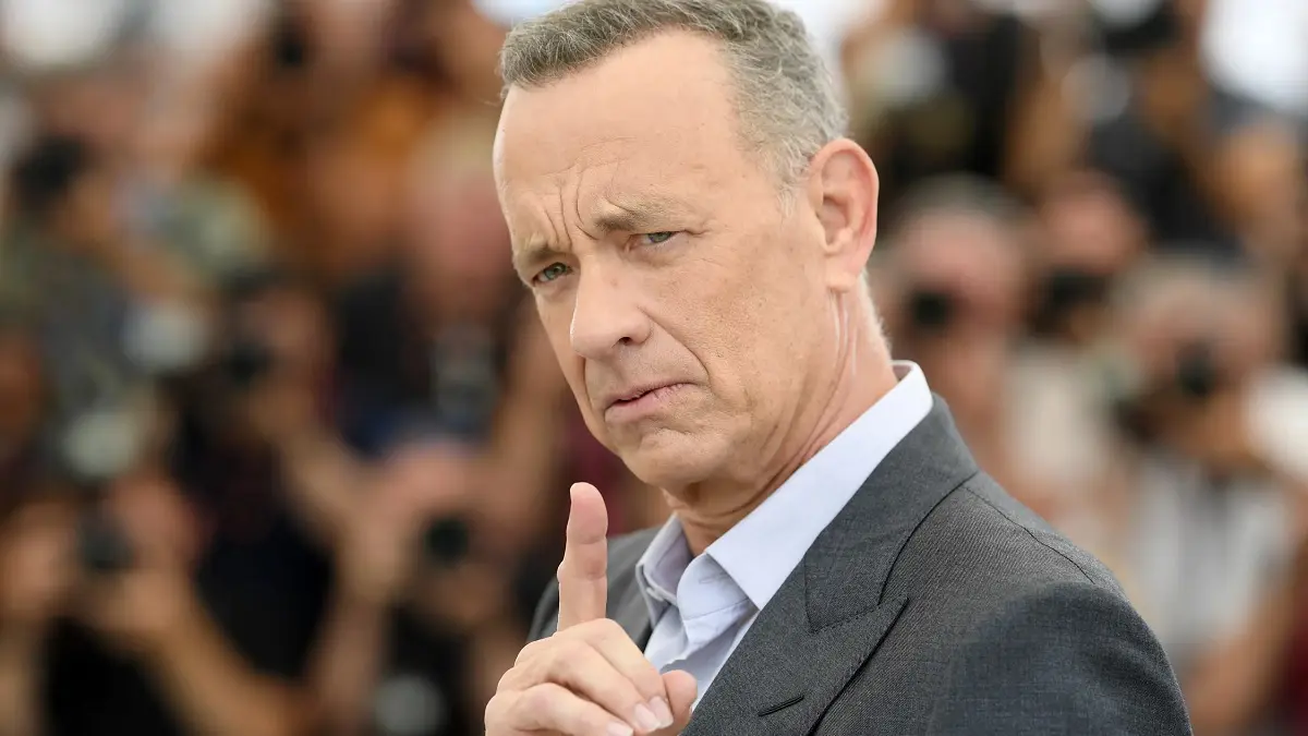 توم هانكس ينفجر غضباً على السجادة الحمراء بمهرجان كان السينمائي